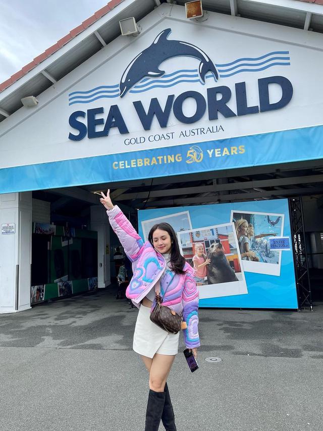 Tampil Stylish, Ini 7 Potret Angie Marcheria Saat Liburan ke Australia