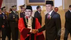 Presiden Joko Widodo berjabat tangan dengan Manahan Malontige Pardamean Sitompul saat acara pelantikan sebagai Hakim Konstitusi di Istana Negara, Jakarta, Selasa (28/4/2015). (Liputan6.com/ Faizal Fanani)