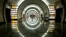 Komuter berjalan melintasi stasiun metro Fonvizinskaya di Moskow pada 28 November 2018. Metro Moskow adalah sistem kereta bawah tanah di Ibu Kota Rusia dengan arsitekstur yang indah. (Photo by Yuri KADOBNOV / AFP)