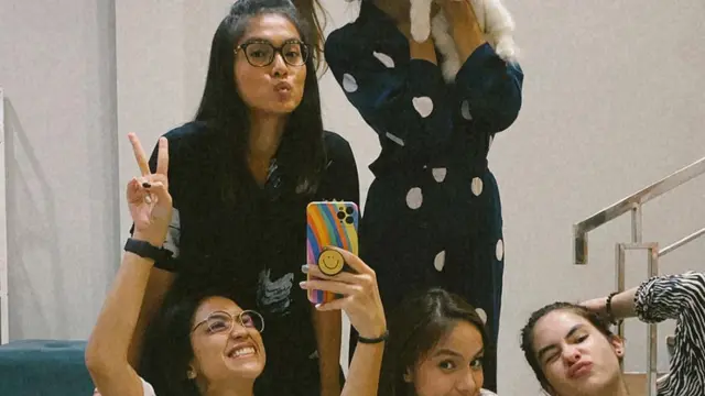 6 Potret Kebersamaan Pemain Serial Mama Mama Milenial, Bak Sudah Berteman Lama