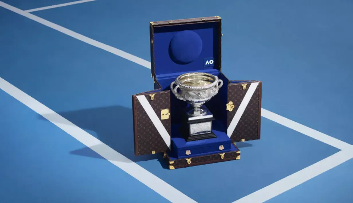 Momen presentasi ini menjadi sorotan utama, memperlihatkan bagaimana olahraga kelas dunia dapat berpadu dengan fashion dan budaya global. Kolaborasi antara BamBam, Jennifer Capriati, dan Louis Vuitton menghadirkan narasi tentang warisan, prestise, dan perayaan atas pencapaian luar biasa di Australian Open Women’s Final.