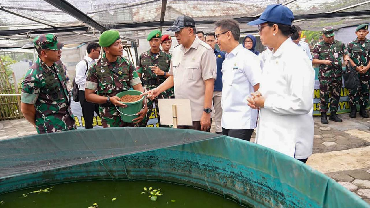FOTO: Menhan Sjafrie Tinjau Yonif TP 843, Perkuat Sinergi Pertahanan, Kesehatan, dan Ketahanan Pangan