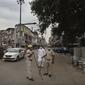 Polisi Delhi berjaga-jaga pada hari pertama lockdown diberlakukan di ibu kota India, New Delhi, Selasa (20/4/2021). India pada Selasa (20/4) melaporkan 259.170 infeksi baru dan 1.761 kematian akibat Covid-19 dalam 24 jam terakhir. (AP Photo/Manish Swarup)