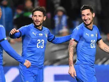 Striker Italia, Matteo Politano berselebrasi bersama rekanya usai mencetak gol ke gawang Amerika Serikat (AS) pada pertandingan persahabatan di Cristal Arena di Genk, Belgia (20/11). Italia menang tipis atas AS 1-0. (AP Photo/Geert Vanden Wijngaert)