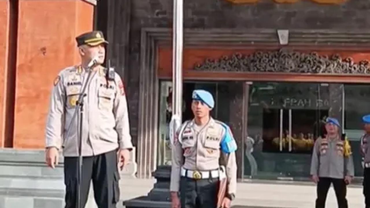 ⁠Kombes Polisi Pimpin Apel Sambil Merokok Anak Buah Ramai Tepuk Tangan, Pertanyakan Kasih Sayang Bawahan pada Pimpinan