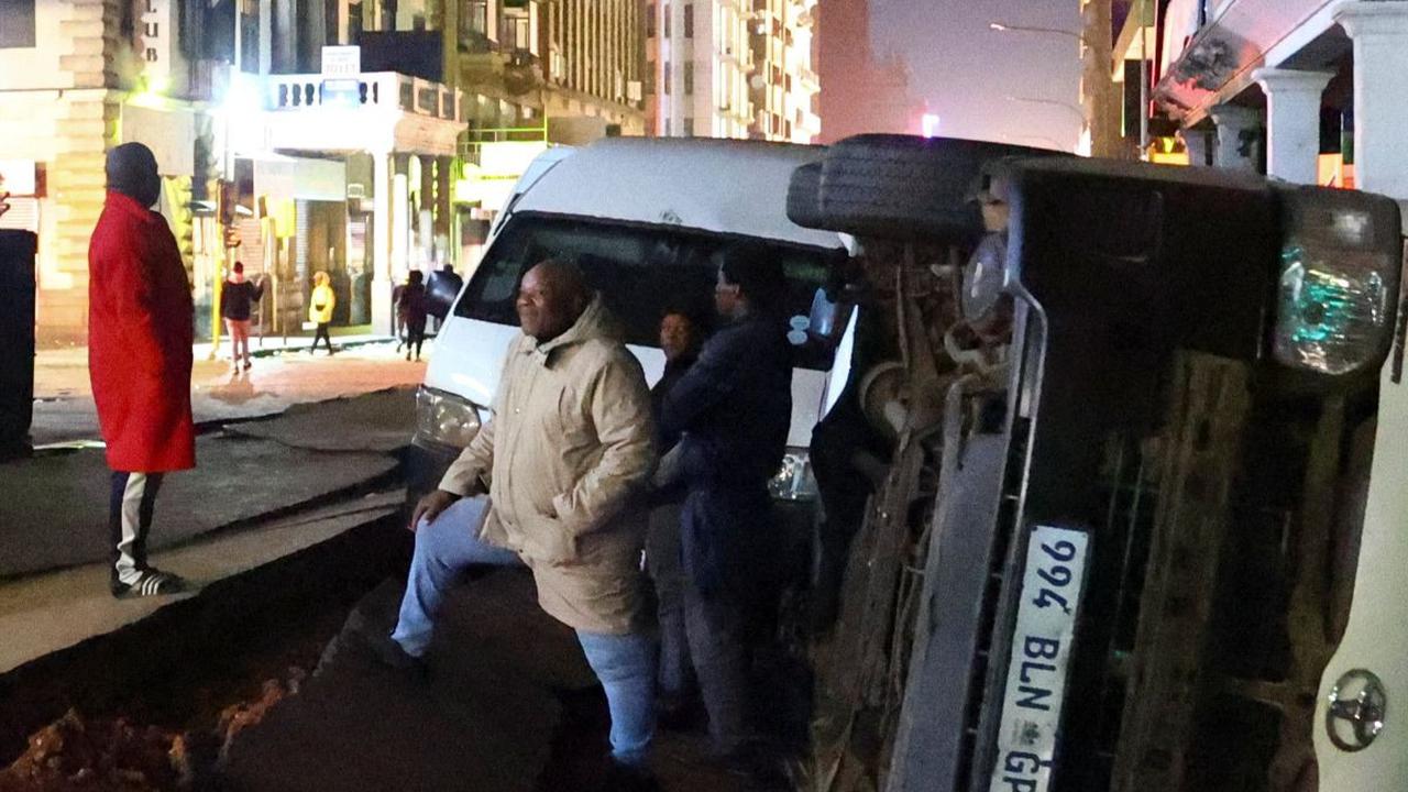 Ledakan yang terjadi pada jam sibuk itu terjadi di jantung kota terbesar saat keadaan lalu lintas cukup ramai di Kota Johannesburg, Afrika Selatan.