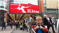 Spanduk Zlatan Ibrahimovic terpampang di sebuah mall di kota Manchester. (Twitter)