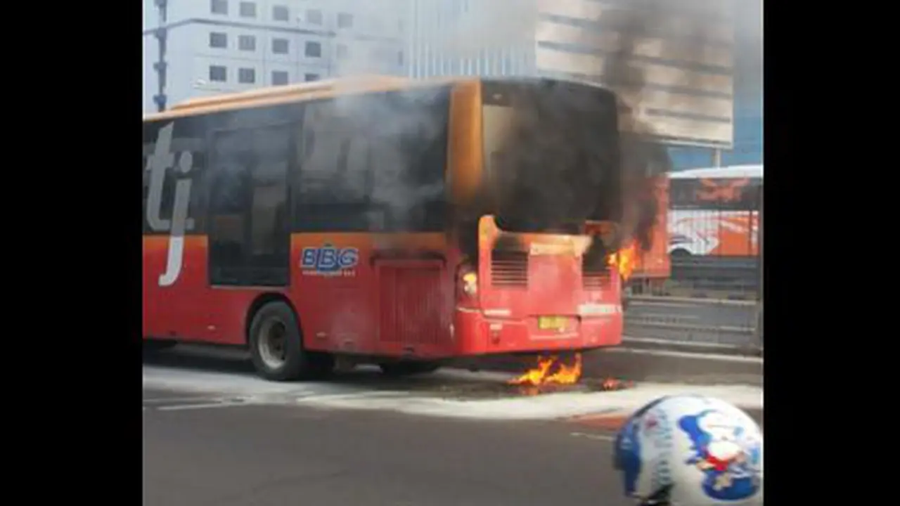 Bus Transjakarta Terbakar di Gatut Subroto, Penumpang Dievakuasi