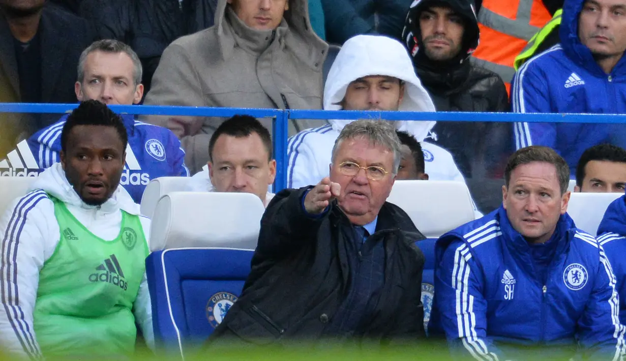 Pelatih Chelsea, Guus Hiddink, dan asisten pelatih Chelsea, Steve Holland (kanan) memberikan instruksi kepada pemain saat melawan Scunthorpe United pada putaran ketiga Piala FA di Stadion Stamford Bridge, London, Minggu (10/1/2016). (AFP Photo/Glyn Kirk)