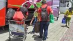 Wisatawan mulai berdatangan di Bandara Internasional Lombok menjelang World Super Bike Mandalika yang akan digelar 19-21 November 2021 di Sirkuit Mandalika, Nusa Tenggara Barat, Rabu (17/11/2021). (Liputan6.com/Rizki)