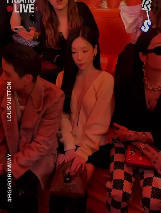 <p>Sekarang mari mengintip interaksi Amber dan Taeyeon di Paris Fashion Week. Keduanya duduk bersampingan di jajaran para tamu undangan. (Foto: Instagram/ madamefigarohk)</p>