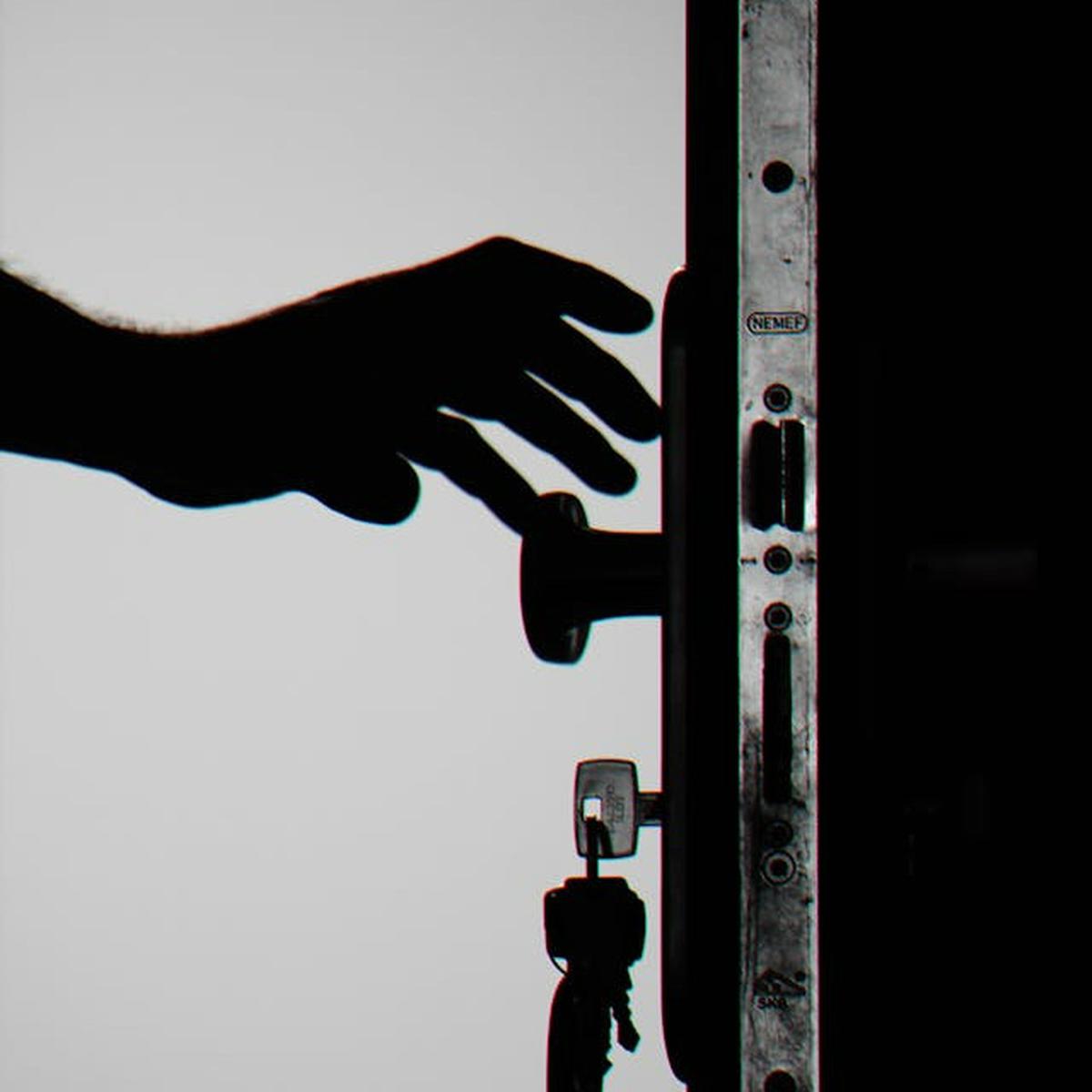 Ilustrasi Tangan Seseorang yang Ingin Menutup Pintu