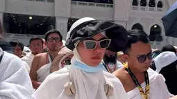 Syahnaz Sadiqah juga menunaikan ibadah haji bersama kakak-kakaknya. Foto ini juga diambil saat menjalani tawaf. (Foto: Instagram/ raffinagita1717)