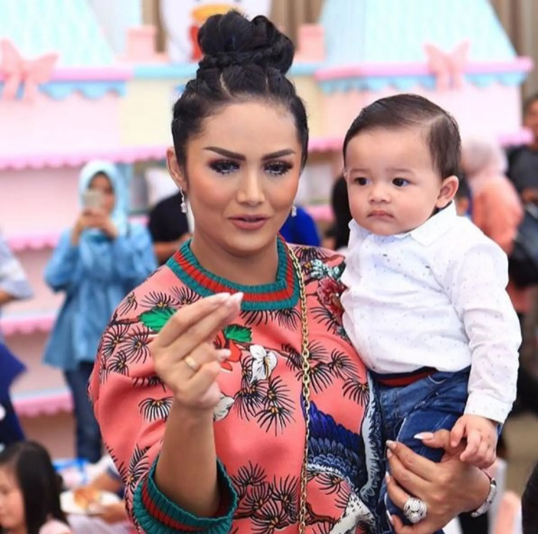 Ashanty mengunggah foto saat Krisdayanti sedang menggendong Arsya (Instagram/@ashanty_ash)