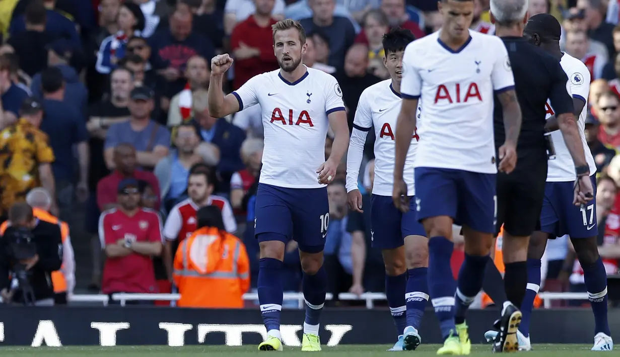 Penyerang Tottenham Hotspur,  Harry Kane berselebrasi usai mencetak gol ke gawang Arsenal pada pertandingan Liga Inggris di stadion Emirates di London (1/9/2019). Arsenal bermain imbang 2-2 atas Tottenham. (AP Photo/Alastair Grant)
