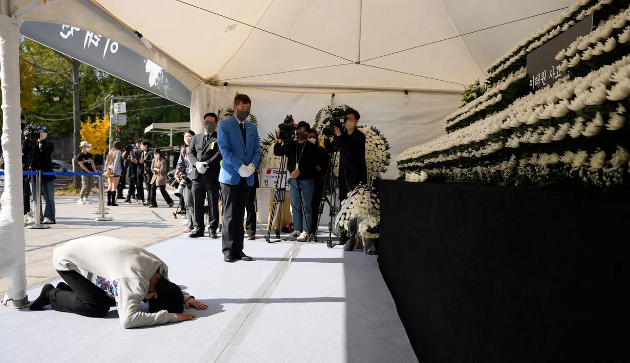Seorang pelayat membungkuk untuk memberikan penghormatan bagi para korban tragedi Halloween Itaewon di altar peringatan bersama yang terletak dekat tempat kejadian di Seoul, Korea Selatan, Senin (31/10/2022). Tragedi Halloween Itaewon menewaskan lebih dari 150 orang dan menjadi bencana terburuk Korea Selatan dalam beberapa tahun. (AP Photo/Lee Jin-man)
