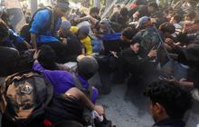 FOTO: Momen Bentrokan Mencekam Saat Demonstran Mahasiswa Kocar Kacir Menghadapi Pasukan Anti Huru-Hara di DPR Usai Jebol Pagar