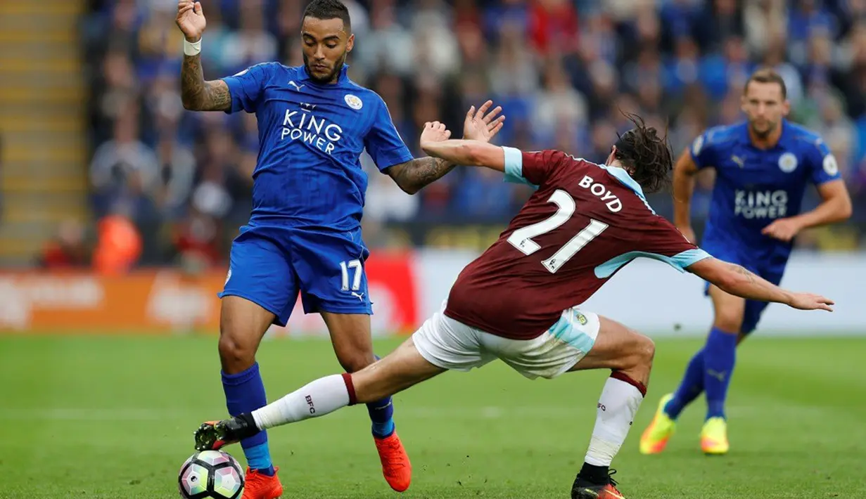 Pemain Leicester City, Danny Simpson (kiri), dihadang pemain Burnley, George Boyd, dalam laga Premier League di Stadion King Power, Leicester, Sabtu (17/9/2016) malam WIB. (Reuters/Darren Staples)
