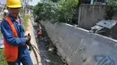 Petugas sedang menarik pipa ilegal yang digunakan warga untuk menyedot air Pam Jaya, Pluit, Jakarta Utara, Kamis (22/5/2014) (Liputan6.com/Johan Tallo).