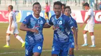 Pemain PSCS Cilacap, Syaiful Bahri (kiri) .merayakan gol yang dicetaknya ke gawang Persib B di Stadion Wijayakusuma, Cilacap, Minggu (23/6/2019) sore. (Bola.com/Vincentius Atmaja)