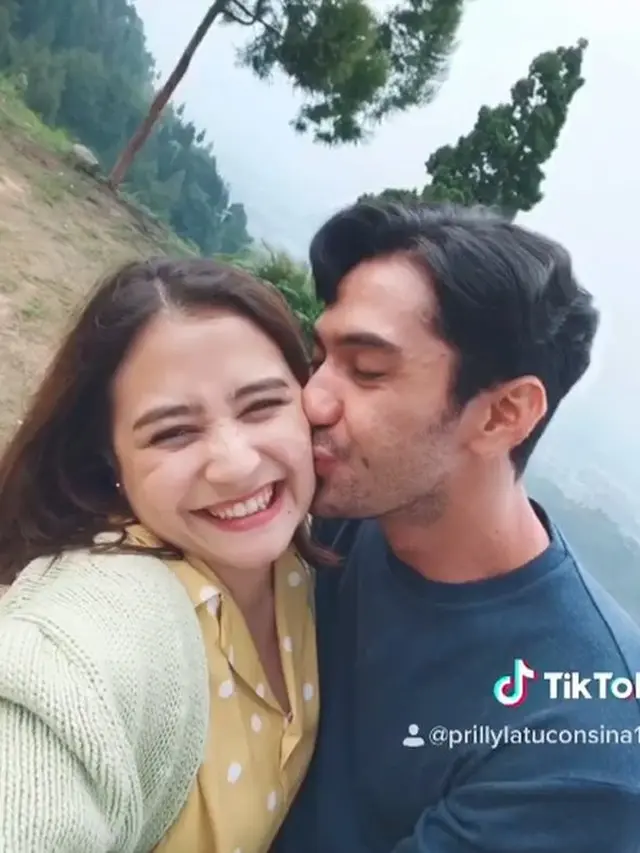 Main Film Bareng, Ini 6 Momen Manis Prilly Latuconsina dan Reza Rahadian