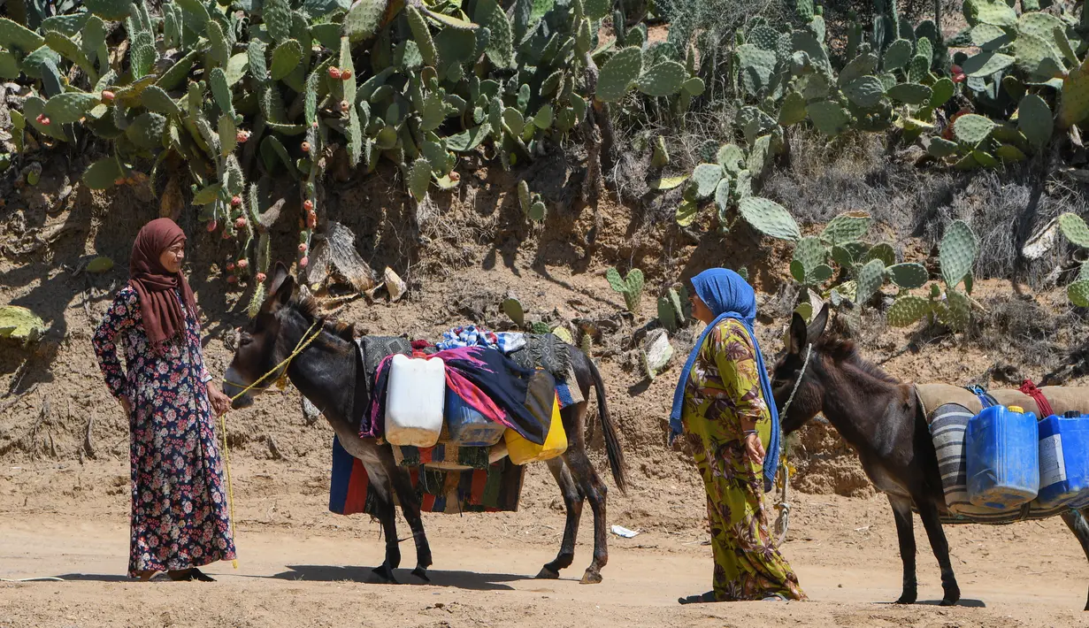 <p>Sejak saat itu, keluarga-keluarga tersebut mengatakan mereka mengandalkan air dari sumur-sumur yang awalnya digali oleh para petani setempat untuk mengairi lahan mereka. (FETHI BELAID / AFP)</p>