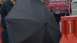 Aktivis HAM menggelar aksi Kamisan di Jakarta, Kamis (6/1/2022). Mereka juga menolak pengangkatan Mayor Jenderal TNI Untung Budiharto menjadi Pangdam Jaya karena rekam jejaknya sebagai anggota Tim Mawar yang menjalankan operasi penculikan para aktivis 1998.  (merdeka.com/Imam Buhori)