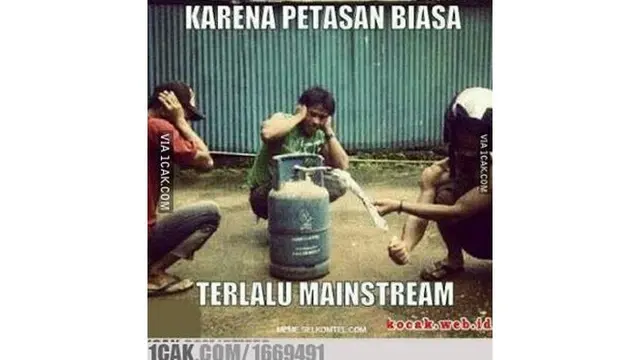 6 Aksi Orang Main Petasan Ini Bikin Tepuk Jidat