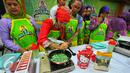 Chef Yeni Ismayani (kedua kiri) saat memberikan pelatihan cara membuat makanan tradisional di Kecamatan Makassar, Jakarta Timur, Selasa (24/5/2016). (Liputan6.com/Yoppy Renato)