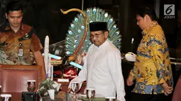 Ketua Dewan Kehormatan Partai Golkar BJ Habibie (tengah) bersama Ketua Umum Partai Golkar Airlangga Hartarto (kanan) di kediamannya, Jakarta, Jumat (3/8). Pertemuan tersebut dalam rangka silaturahmi jelang Pilpres 2019. (Liputan6.com/JohanTallo)