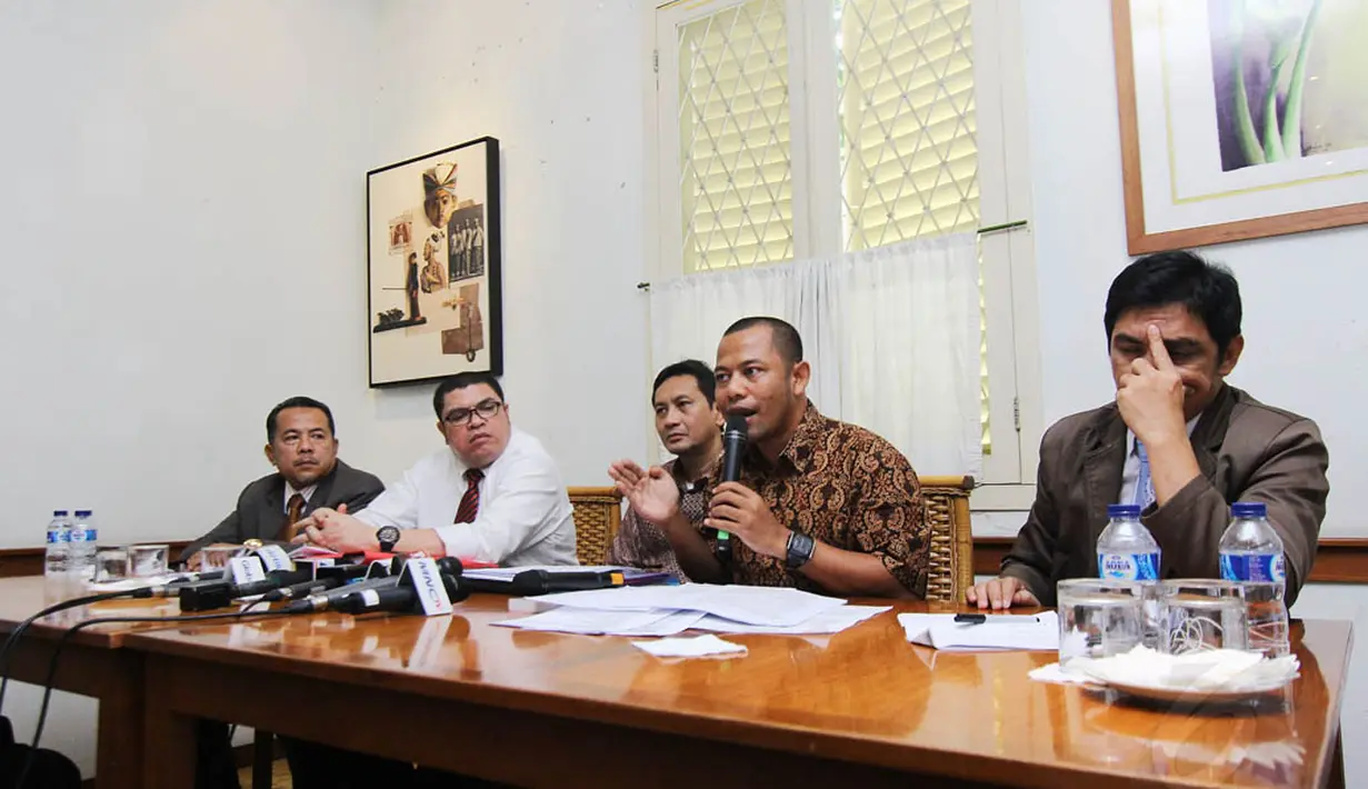 Dalam konferensi pers di Jakarta, kuasa hukum Udar Pristono, Budi Nugroho, menduga ada kriminalisasi hukum yang dilakukan oknum tertentu kepada kliennya, Rabu (21/5/14). (Liputan6.com/Faizal Fanani)
