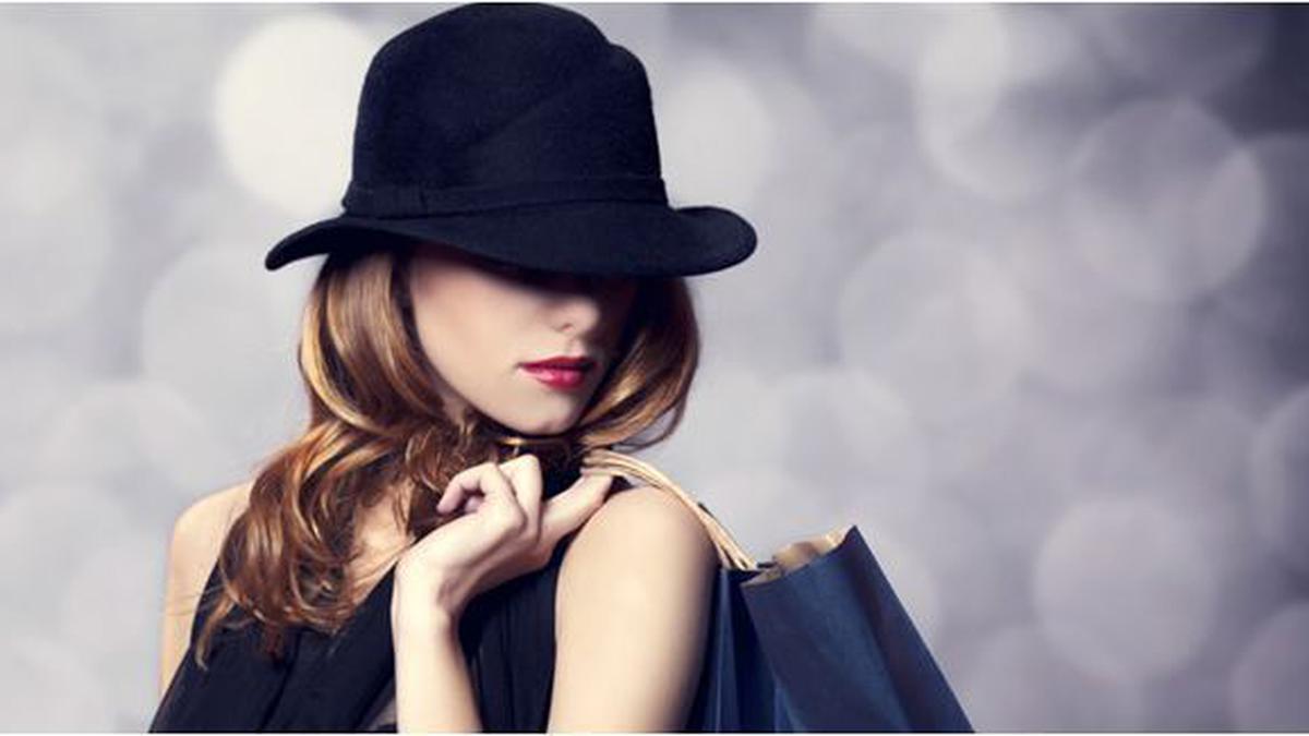 Selalu Berpakaian Hitam Jadi Rahasia Sukses Wanita Cantik Ini, Kok Bisa?