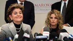 Summer Zervos (kanan) bersama kuasa hukumnya, Gloria Allred saat konpers di Los Angeles, AS (17/1). Summer juga menyatakan Trump berbohong atas bantahan melecehkan sejumlah wanita. (AFP Photo/Valerie Macon)