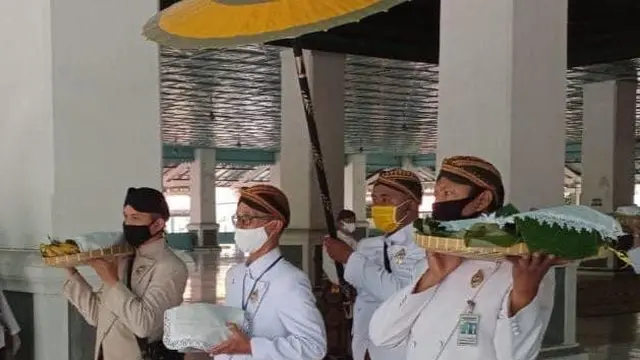 KRMP. Edwin Putrakusumo salahsatu warga Blora yang juga darah dalem (trah) Kraton Surakarta Hadiningrat saat melakukan kegiatan Lembaga Dewan Adat Kraton Surakarta Hadiningrat (Liputan6.com/Ahmad Adirin)