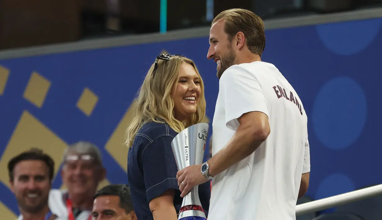 Harry Kane tampak menemui istri dan anggota keluarganya setelah tampil mengagumkan dalam laga Grup L Piala Dunia 2026 antara Inggris melawan Kroasia di Dallas Stadium, Arlington, Amerika Serikat, Kamis (18/06/2026) dini hari WIB. (AFP/Getty Images/Richard Pelham)