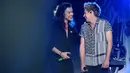 Aksi Harry Styles dan Niall Horan One Direction di acara iHeart Radio Jingle Ball di Staples Center, Los Angeles, Jumat (4/12). Konser itu menjadi terakhir kalinya mereka tampil bersama di Amerika. (Christopher Polk/Getty Images untuk iHeartMedia/AFP)