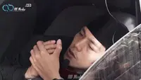 Gus Iqdam berceramah dari dalam mobil Patwal Polisi karena sakit. (Foto: SS Youtube AB Media Entertainment)