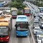 Bus Transjakarta mengangkut penumpang di Halte Harmoni, Jakarta (19/4). Beroperasinya 247 bus di Koridor I, Dirut PT Transjakarta Budi Kaliwono memprediksi jarak kedatangan bus setiap halte membutuhkan waktu 30 detik. (Liputan6.com/Immanuel Antonius)