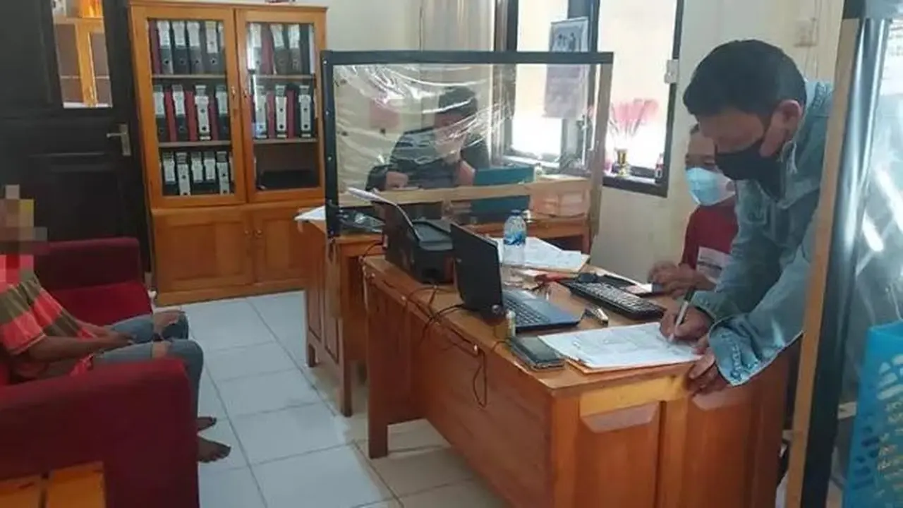 RD alias Radjal saat menjalani pemeriksaan di Polres Gorontalo Kota (Arfandi Ibrahim/Liputan6.com)