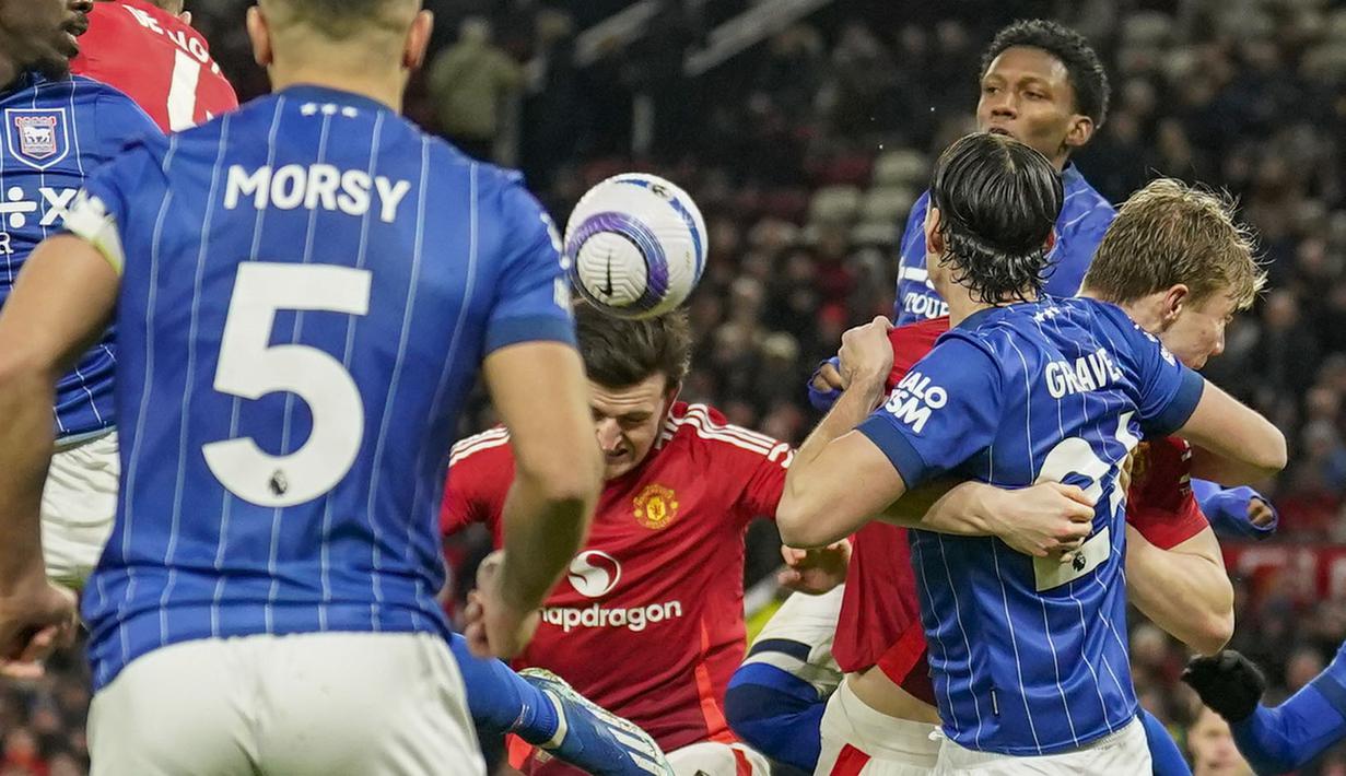 Pemain Manchester United, Harry Maguire mencetak gol ke gawang Ipswich Town dalam laga lanjutan Liga Inggris 2024/2025 di Old Trafford, Manchester, Inggris, Kamis (27/02/2025). (AP Photo/Dave Thompson)