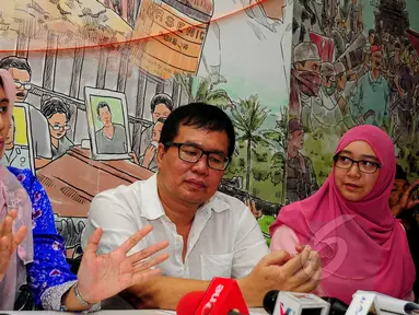 Putri tokoh oposisi Malaysia Anwar Ibrahim, Nurul Izzah (kiri) dan adiknya, Nurul Iman Anwar saat menjelaskan tentang kriminalisasi yang dihadapi ayahnya di kantor KontraS, Jakarta, Sabtu (4/4/2015). (Liputan6.com/Yoppy Renato)  