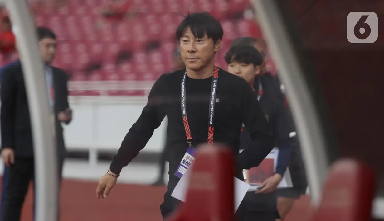 Pelatih Shin Tae Yong sesaat sebelum laga kualifikasi Grup A Piala AFF 2022 antara timnas Indonesia melawan Kamboja di Stadion Utama Gelora Bung Karno, Jakarta, Jumat (23/12/2022). Egy Maulana Vikry dan Witan Sulaeman berhasil melesakkan gol ke gawang Kamboja hingga laga berakhir dengan kemenangan Indonesia 2-1. (Liputan6.com/Helmi Fithriansyah)