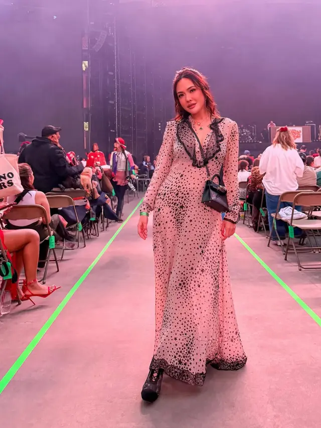 Shandy Aulia Nonton Konser Bruno Mars di Amerika Serikat pakai long dress. [@shandyaulia]
