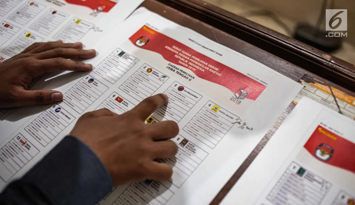Petugas memeriksa contoh surat suara Pemilu 2019 di Kantor Komisi Pemilihan Umum (KPU), Jakarta, Kamis (13/12). KPU menggelar validasi untuk mencocokkan nama dan gelar caleg pada surat suara Pemilu 2019. (Liputan6.com/Faizal Fanani)