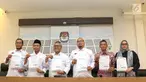 Komisioner KPU menunjukkan rilis 49 Caleg Berstatus Mantan Terpidana Korupsi pada Pemilu 2019 di Jakarta, Rabu (30/1). Hal ini berdasarkan ketentuan pasal 182 dan 240 UU Nomor 7 tahun 2017. (Liputan6.com/Helmi Fithriansyah)