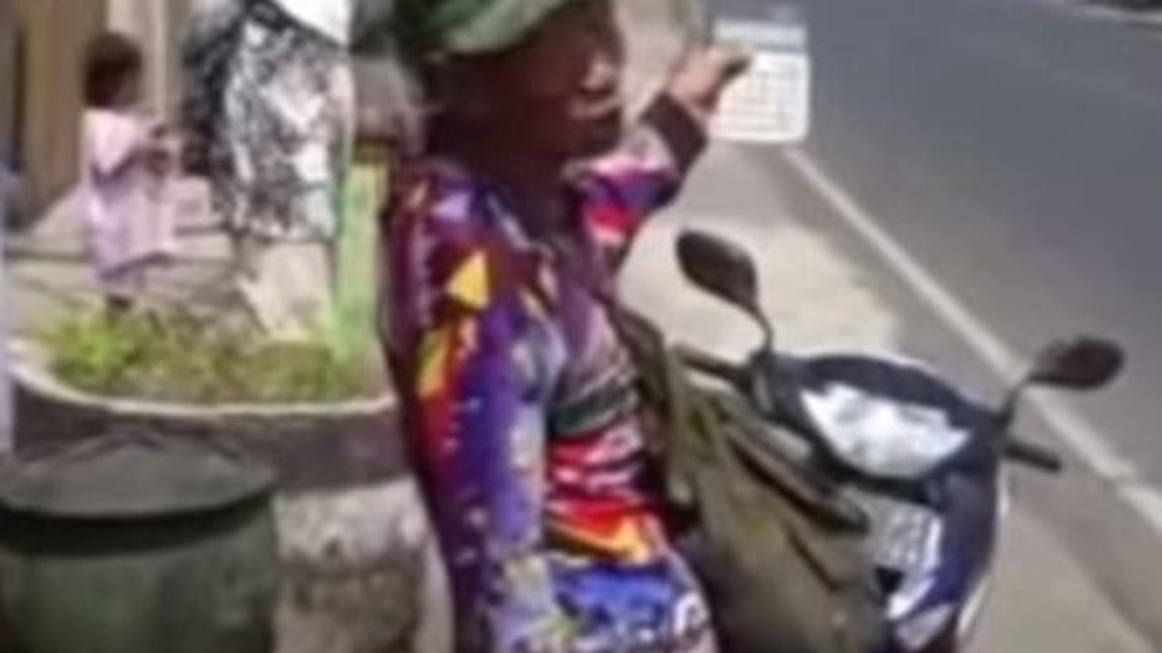 Benar saja, setelah Cak Son menengok ke belakang tampak sebuah kalkulator tengah dipegangnya. Jika dilihat dari gayanya, Cak Son tengah berusaha merekam kedatangan Presiden Jokowi saat di Malang.