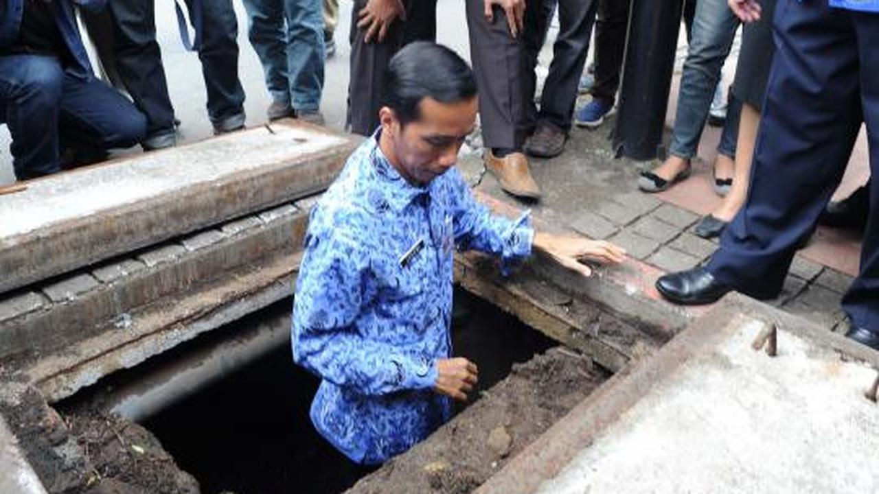 Berseragam Korpri, Jokowi nekat masuk ke gorong-gorong 