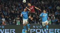 Duel antara Luka Modric dan Stanislav Lobotka di laga Napoli vs AC Milan pada lanjutan Serie A, 7 April 2026. (Alessandro Garofalo/LaPresse via AP)