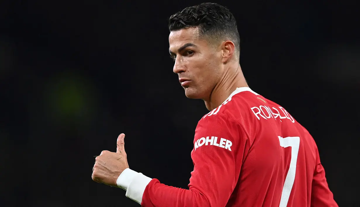 <p>Cristiano Ronaldo layak menjadi pengganti Maguire sebagai kapten Manchester United. Meski baru bergabung di skuat asuhan Ole Gunnar Solskjaer, Ronaldo telah memiliki pengalaman sebagai kapten di Real Madrid dan Juventus. Ia juga memiliki pengaruh besar di Old Trafford. (AFP/Paul Ellis)</p>
