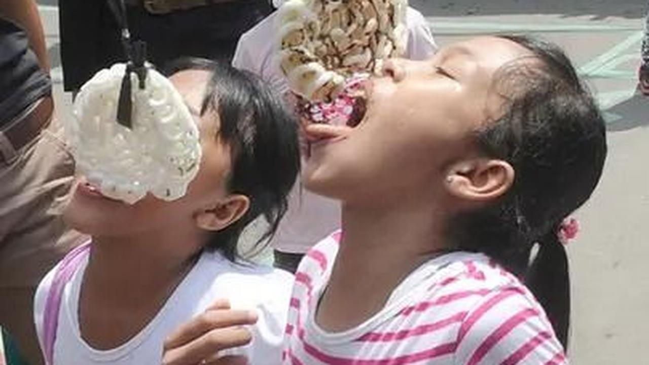 Meski lomba kerupuk adalah hiburan di masa sekarang, namun hal ini juga sebagai simbol persatuan agar masa sulit tidak terulang.